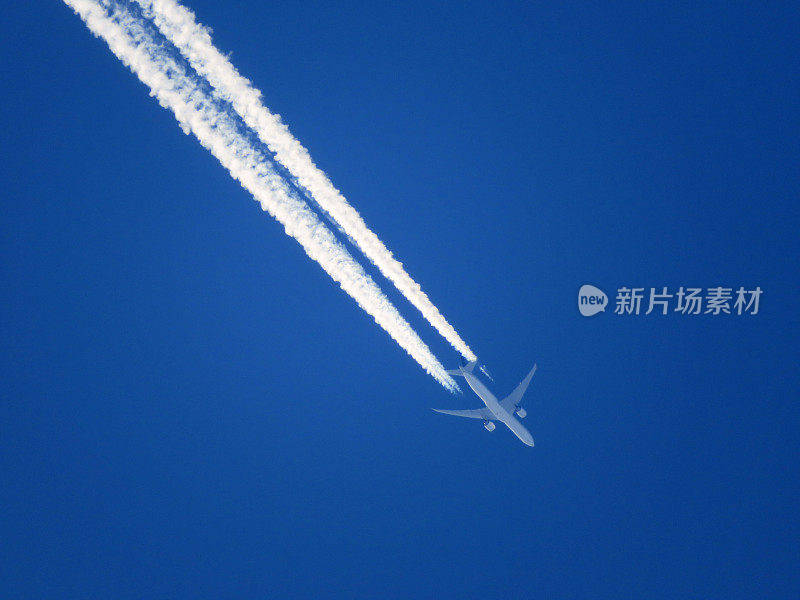 不寻常的飞机轨迹在蓝色的瑞士秋天的天空或阴谋论-化学轨迹在我们的天堂(联合国教科文组织世界遗产构造竞技场萨尔多纳)，Vättis -瑞士(瑞士)
